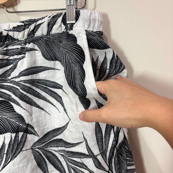 Tahari 100% LINEN Shorts Women 1X Black White Palm Leaves Tropical Resort Beachy - Picture 2 of 8
